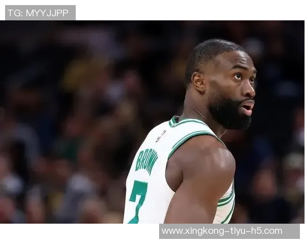 杰伦布朗半场表现平平7投3中三分命中率高但仅得8分助力球队需更努力 杰伦布朗半场表现平平7投3中三分命中率高但仅得8分助力球队需更努力